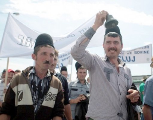 Fuia: Fermierii nu ar trebui primiţi cu pumni şi lacrimogene de jandarmi